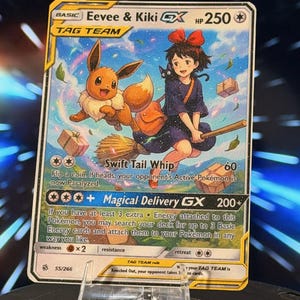 K&ouml;nnte beinhalten: Eine Pok&eacute;mon-Sammelkarte mit Evoli und Kiki GX. Die Karte zeigt Evoli, das auf einem Besen mit Kiki fliegt, umgeben von schwebenden Paketen. Die Karte enth&auml;lt Text, darunter "Swift Tail Whip" und "Magical Delivery GX".
