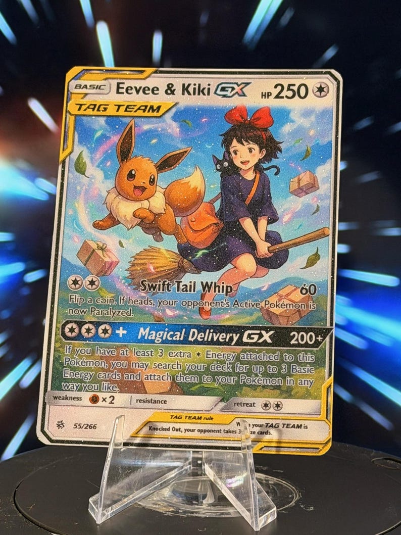 K&ouml;nnte beinhalten: Eine Pok&eacute;mon-Sammelkarte mit Evoli und Kiki GX. Die Karte zeigt Evoli, das auf einem Besen mit Kiki fliegt, umgeben von schwebenden Paketen. Die Karte enth&auml;lt Text, darunter "Swift Tail Whip" und "Magical Delivery GX".