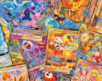 Könnte beinhalten: Eine Sammlung farbenfroher Sammelkarten mit verschiedenen Charakteren und Designs. Die Karten zeigen lebendige Illustrationen und Texte mit Charakteren wie Mario, Evoli und anderen Fantasiewesen. Die Karten liegen auf einer Holzoberfläche.