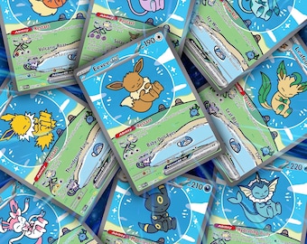 Pode incluir: Uma coleção de cartas colecionáveis Eevee e Eeveelutions com vários personagens como Flareon, Espeon, Glaceon, Leafeon, Jolteon, Vaporeon, Sylveon e Umbreon. Cada carta exibe uma ilustração central de um Pokemon dormindo em um círculo azul.
