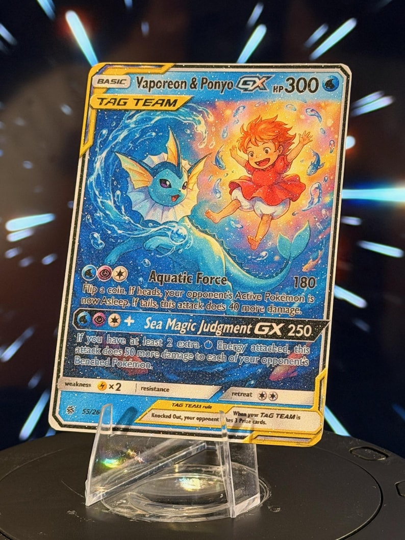 K&ouml;nnte beinhalten: Eine Pok&eacute;mon-Sammelkarte mit Vaporeon und Ponyo. Die Karte hat ein blaues und goldenes Farbschema mit dem Text "Vaporeon & Ponyo GX HP300". Die Karte wird auf einem transparenten Acrylst&auml;nder pr&auml;sentiert.