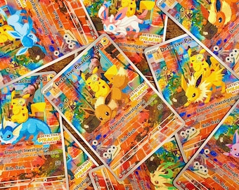Pode incluir: Uma coleção de cartas colecionáveis do Detetive Pikachu. Cada carta apresenta ilustrações coloridas de vários personagens Pokémon, incluindo Pikachu e Eevee, em um fundo vibrante. As cartas têm o texto "Detective Pikachu Returns".