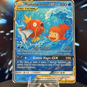 K&ouml;nnte beinhalten: Sammelkarte mit Magikarp und Ponyo GX. Blauer Hintergrund mit Wassereffekten und Illustrationen der Charaktere. Text: "Splashy Flail" und "Bubble Magic GX". Die Karte wird in einem transparenten Kunststoffst&auml;nder pr&auml;sentiert.