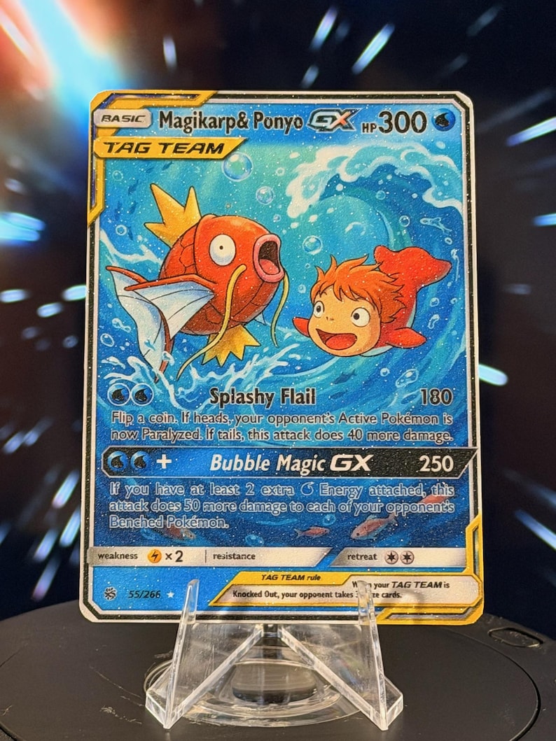 K&ouml;nnte beinhalten: Sammelkarte mit Magikarp und Ponyo GX. Blauer Hintergrund mit Wassereffekten und Illustrationen der Charaktere. Text: "Splashy Flail" und "Bubble Magic GX". Die Karte wird in einem transparenten Kunststoffst&auml;nder pr&auml;sentiert.
