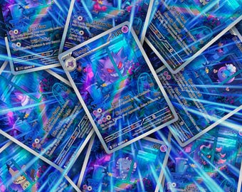 Könnte beinhalten: Eine Sammlung holografischer Sammelkarten mit verschiedenen Pokémon-Charakteren. Die Karten weisen lebendige Blau-, Lila- und Grüntöne auf, mit detaillierten Illustrationen und Text. Die Karten sind über das Bild verstreut und erzeugen eine dynamische und visuell ansprechende Komposition.