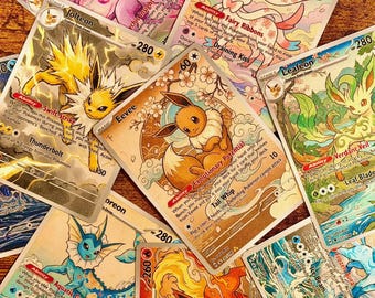 Könnte beinhalten: Eine Sammlung farbenfroher Pokémon-Sammelkarten mit Charakteren wie Jolteon, Eevee und Leafeon. Die Karten haben einzigartige Designs und Fähigkeiten, mit Texten, die ihre Kräfte und Werte beschreiben. Die Karten liegen auf einer Holzoberfläche.