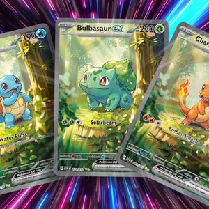 Peut inclure: Trois cartes à collectionner Pokémon EX avec Squirtle, Bulbasaur et Charmander. La carte Squirtle présente une illustration de tortue bleue avec le texte "Water Pulse". La carte Bulbasaur montre une créature verte avec le texte "Solarbeam". La carte Charmander a une créature orange avec le texte "Ember Smash".