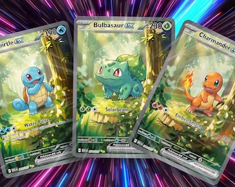 Könnte beinhalten: Drei Pokémon EX Sammelkarten mit Squirtle, Bulbasaur und Charmander. Die Squirtle-Karte zeigt eine blaue Schildkröten-Illustration mit dem Text "Water Pulse". Die Bulbasaur-Karte zeigt eine grüne Kreatur mit dem Text "Solarbeam". Die Charmander-Karte hat eine orangefarbene Kreatur mit dem Text "Ember Smash".
