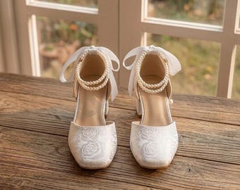 Vintage Pearl Bridal Shoes Elegant White Floral Brocade Block Heels with Ribbon Bow Ankle Strap Romantic Wedding Heels Party Pumps