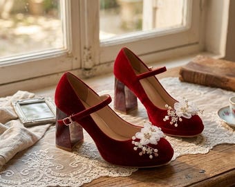 Mary Janes vintage de terciopelo rojo con tacones altos y broche de perlas florales, zapatos de novia románticos para boda, elegantes zapatos retro de punta redonda para fiesta.