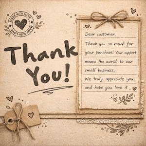 Puede incluir: Una tarjeta de agradecimiento de estilo vintage con las palabras "Thank You!" en letras grandes y en negrita. La tarjeta incluye un mensaje escrito a mano, un sello en forma de coraz&oacute;n y elementos decorativos como corazones y un lazo.