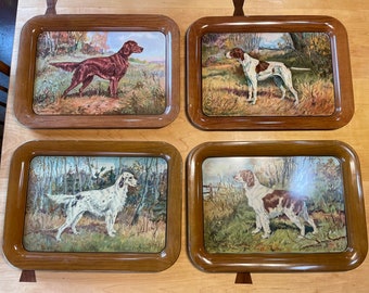 Ensemble vintage de plateaux de service pour chien de chasse, peintures d'Ole Larson, plateau à bière, plateau pour télévision, décor de cabine, ustensiles de cuisine, chiot de collection