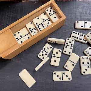 Vintage dominostenen tegelspellen jaren 1970 plastic dominostenen vintage dominostenen spelplezier en spelletjes wiskundig manipulatief