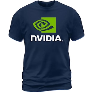 Può includere: Una t-shirt a maniche corte blu navy scuro con il logo NVIDIA stampato al centro. Il logo è costituito da un quadrato verde lime contenente una grafica stilizzata a forma di occhio, posizionato sopra la scritta bianca NVIDIA con il simbolo di marchio registrato.
