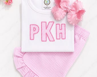 Gepersonaliseerde meisjesshirt met monogram en roze short met ruches | Op maat geborduurde initialen | Boetiekoutfit | Kleding voor peuters en baby's