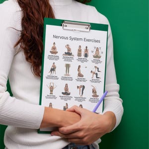 Puede incluir: Un portapapeles verde con una hoja impresa titulada "Nervous System Exercises" es sostenido por una persona. La hoja muestra ilustraciones e instrucciones para varios ejercicios. Un bol&iacute;grafo morado descansa sobre la hoja. El fondo es verde liso.