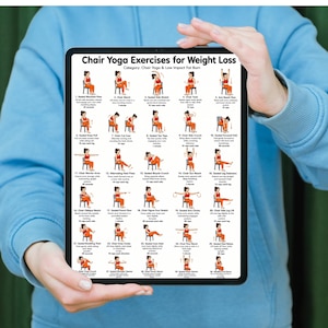 Peut inclure: Une tablette num&eacute;rique affichant des exercices de yoga sur chaise pour la perte de poids. Le guide pr&eacute;sente des illustrations de diff&eacute;rentes poses, avec du texte indiquant le nom de l'exercice, les r&eacute;p&eacute;titions et la dur&eacute;e. La tablette est tenue par une personne portant un sweat &agrave; capuche bleu clair.
