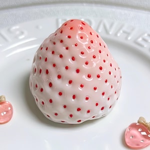 Juguete blando Taba de fresa blanca, juguete suave para aliviar el estrés, regalo divertido único para amantes de la comida, juguete antiestrés, súper suave y apretujable