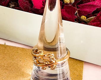 Clear Acrylic Ring Holder Cone – Minimalist Jewelry Stand for Sink, Vanity