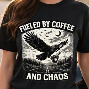 Divertente maglietta da motociclista con grafica "Fuelled By Coffee And Chaos" / T-shirt per amanti delle moto / Regalo per appassionati di moto / Design gotico con corvo e aquila immagine 1