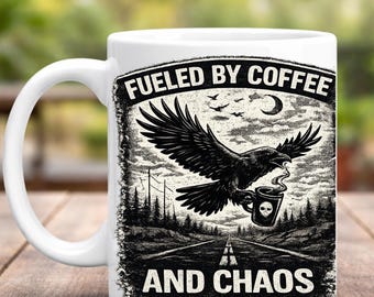Taza de café divertida "Alimentado por café y caos" / Taza de café con águila / Taza de motociclista / Regalo único para él o ella / Cuervo del bosque nocturno