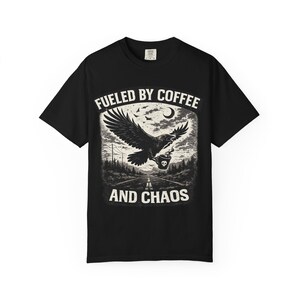 Divertente maglietta da motociclista con grafica "Fuelled By Coffee And Chaos" / T-shirt per amanti delle moto / Regalo per appassionati di moto / Design gotico con corvo e aquila immagine 14