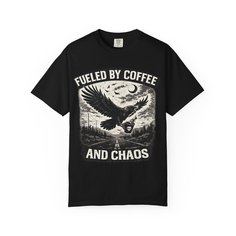 Divertente maglietta da motociclista con grafica "Fuelled By Coffee And Chaos" / T-shirt per amanti delle moto / Regalo per appassionati di moto / Design gotico con corvo e aquila immagine 14