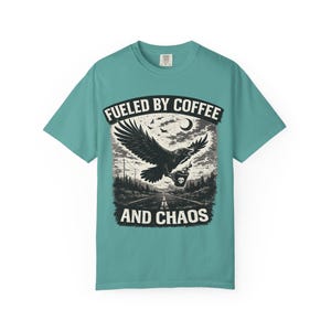 Divertente maglietta da motociclista con grafica "Fuelled By Coffee And Chaos" / T-shirt per amanti delle moto / Regalo per appassionati di moto / Design gotico con corvo e aquila immagine 10
