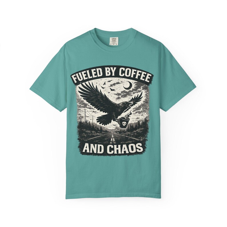 Divertente maglietta da motociclista con grafica "Fuelled By Coffee And Chaos" / T-shirt per amanti delle moto / Regalo per appassionati di moto / Design gotico con corvo e aquila immagine 10