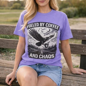 Divertente maglietta da motociclista con grafica "Fuelled By Coffee And Chaos" / T-shirt per amanti delle moto / Regalo per appassionati di moto / Design gotico con corvo e aquila immagine 6