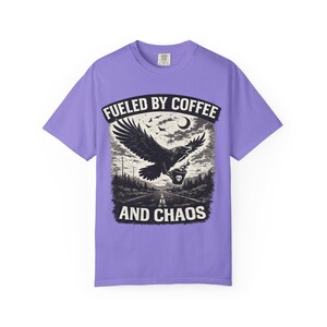 Divertente maglietta da motociclista con grafica "Fuelled By Coffee And Chaos" / T-shirt per amanti delle moto / Regalo per appassionati di moto / Design gotico con corvo e aquila immagine 15