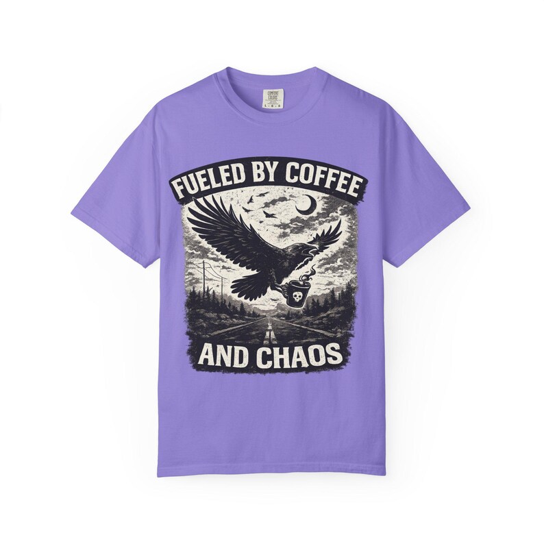 Divertente maglietta da motociclista con grafica "Fuelled By Coffee And Chaos" / T-shirt per amanti delle moto / Regalo per appassionati di moto / Design gotico con corvo e aquila immagine 15