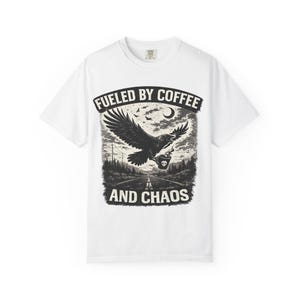Divertente maglietta da motociclista con grafica "Fuelled By Coffee And Chaos" / T-shirt per amanti delle moto / Regalo per appassionati di moto / Design gotico con corvo e aquila immagine 9