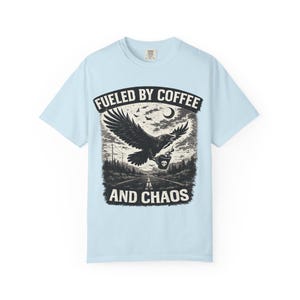 Divertente maglietta da motociclista con grafica "Fuelled By Coffee And Chaos" / T-shirt per amanti delle moto / Regalo per appassionati di moto / Design gotico con corvo e aquila immagine 11