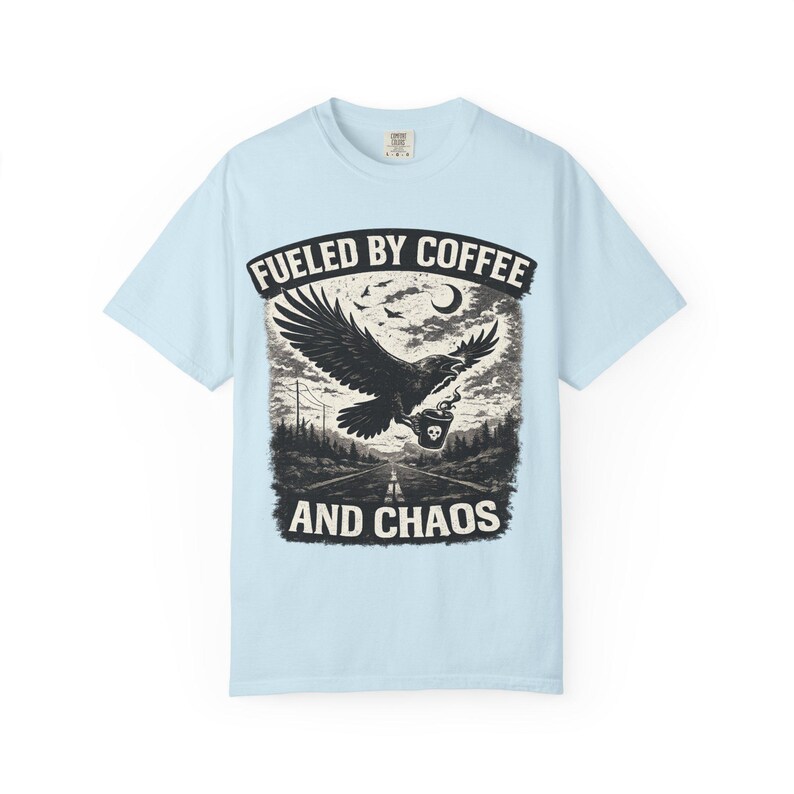 Divertente maglietta da motociclista con grafica "Fuelled By Coffee And Chaos" / T-shirt per amanti delle moto / Regalo per appassionati di moto / Design gotico con corvo e aquila immagine 11