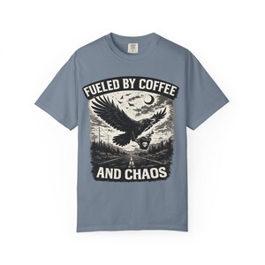 Divertente maglietta da motociclista con grafica "Fuelled By Coffee And Chaos" / T-shirt per amanti delle moto / Regalo per appassionati di moto / Design gotico con corvo e aquila immagine 12