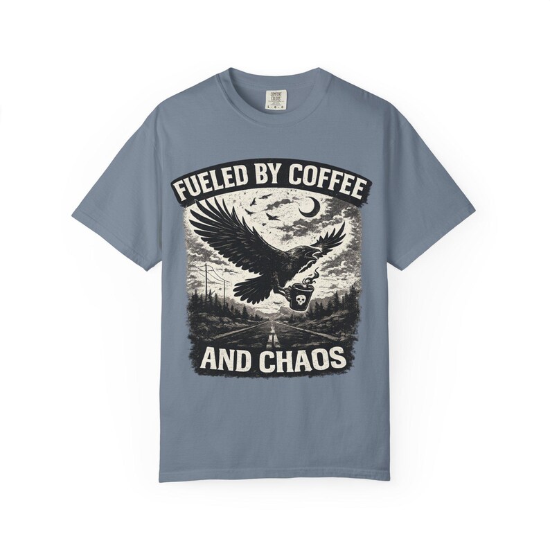 Divertente maglietta da motociclista con grafica "Fuelled By Coffee And Chaos" / T-shirt per amanti delle moto / Regalo per appassionati di moto / Design gotico con corvo e aquila immagine 12