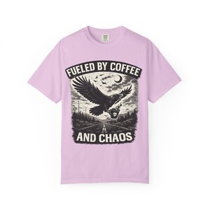 Divertente maglietta da motociclista con grafica "Fuelled By Coffee And Chaos" / T-shirt per amanti delle moto / Regalo per appassionati di moto / Design gotico con corvo e aquila immagine 16