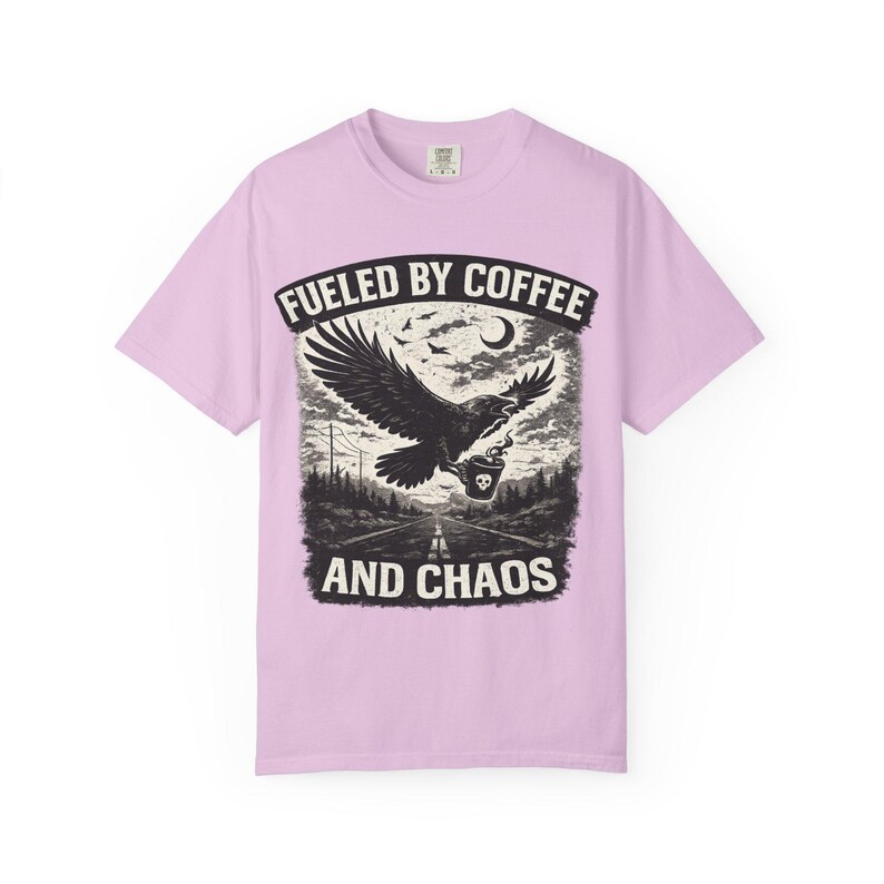 Divertente maglietta da motociclista con grafica "Fuelled By Coffee And Chaos" / T-shirt per amanti delle moto / Regalo per appassionati di moto / Design gotico con corvo e aquila immagine 16