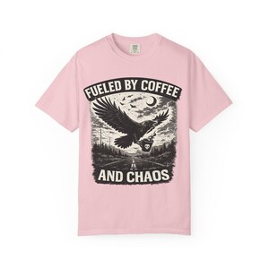 Divertente maglietta da motociclista con grafica "Fuelled By Coffee And Chaos" / T-shirt per amanti delle moto / Regalo per appassionati di moto / Design gotico con corvo e aquila immagine 17