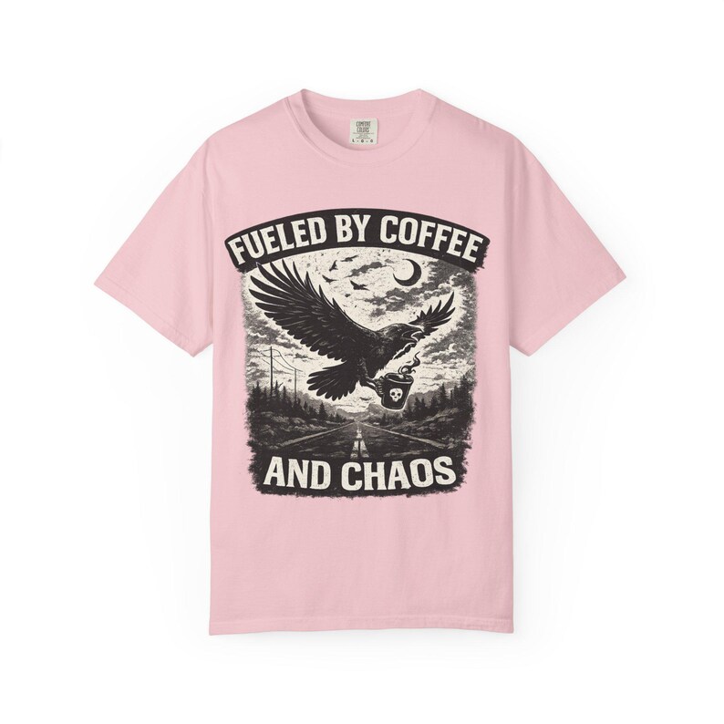 Divertente maglietta da motociclista con grafica "Fuelled By Coffee And Chaos" / T-shirt per amanti delle moto / Regalo per appassionati di moto / Design gotico con corvo e aquila immagine 17