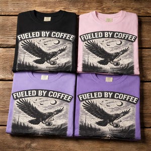 Divertente maglietta da motociclista con grafica "Fuelled By Coffee And Chaos" / T-shirt per amanti delle moto / Regalo per appassionati di moto / Design gotico con corvo e aquila immagine 7