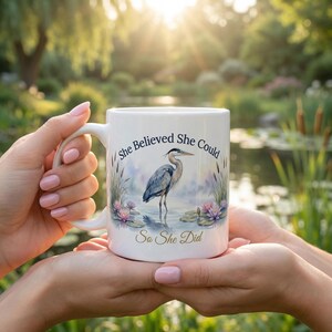 Mok vogelliefhebber, ze geloofde dat ze het kon, dus ze deed mok, blauwe reiger cadeau, inspirerend cadeau voor vrouwen, afstudeermok afbeelding 2