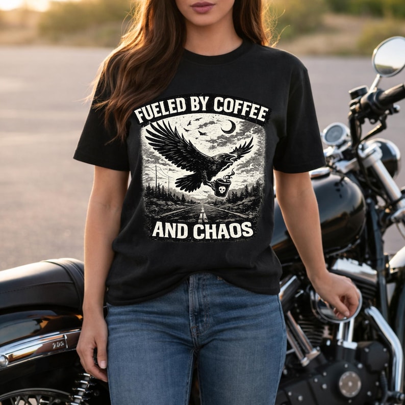 Divertente maglietta da motociclista con grafica "Fuelled By Coffee And Chaos" / T-shirt per amanti delle moto / Regalo per appassionati di moto / Design gotico con corvo e aquila immagine 1