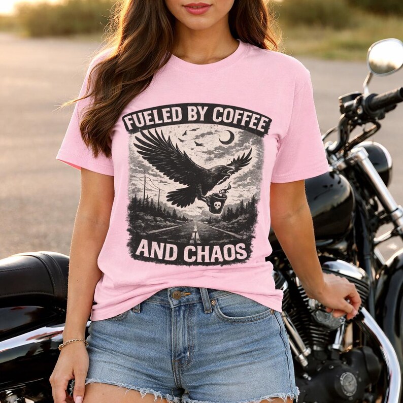 Divertente maglietta da motociclista con grafica "Fuelled By Coffee And Chaos" / T-shirt per amanti delle moto / Regalo per appassionati di moto / Design gotico con corvo e aquila immagine 5
