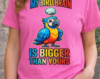 Maglietta "Il mio cervello di uccello è più grande del tuo" / Illustrazione colorata di un pappagallo