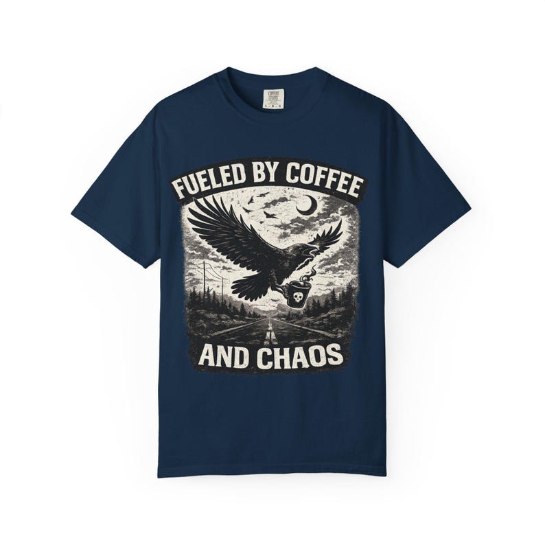 Divertente maglietta da motociclista con grafica "Fuelled By Coffee And Chaos" / T-shirt per amanti delle moto / Regalo per appassionati di moto / Design gotico con corvo e aquila immagine 13