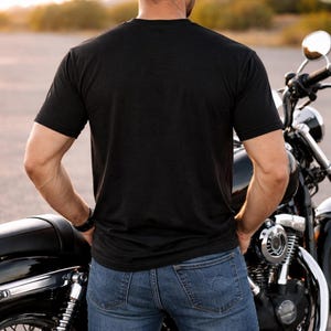 Divertente maglietta da motociclista con grafica "Fuelled By Coffee And Chaos" / T-shirt per amanti delle moto / Regalo per appassionati di moto / Design gotico con corvo e aquila immagine 4