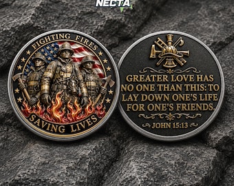 Può includere: Una moneta commemorativa rotonda a due facce. Una mostra vigili del fuoco in divisa con una bandiera americana e il testo FIGHTING FIRES SAVING LIVES. L'altra presenta un emblema con elmo e ascia con il testo GREATER LOVE HAS NO ONE THAN THIS: TO LAY DOWN ONE'S LIFE FOR ONE'S FRIENDS. JOHN 15:13.