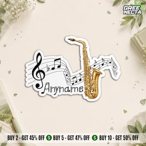 Peut inclure: Un autocollant représentant un saxophone doré avec une portée musicale noire, une clé de sol et diverses notes de musique. Le mot Anyname est imprimé en noir sous la portée. Le motif est présenté sous forme d'autocollant découpé sur un fond clair.